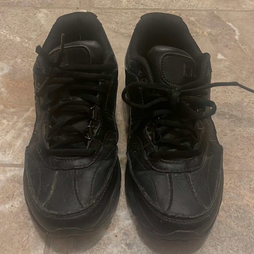 Fila leather shoe size 8.